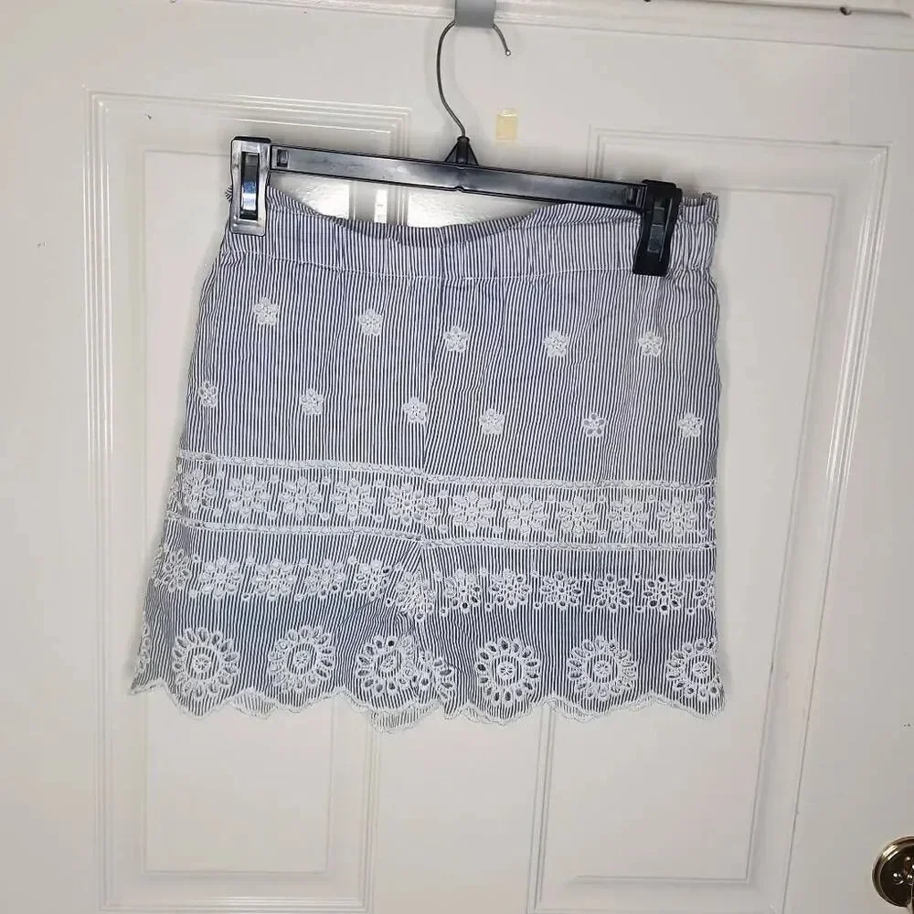 Motivi gray pinstripe eyelet embroidered wrap shorts women's size 4